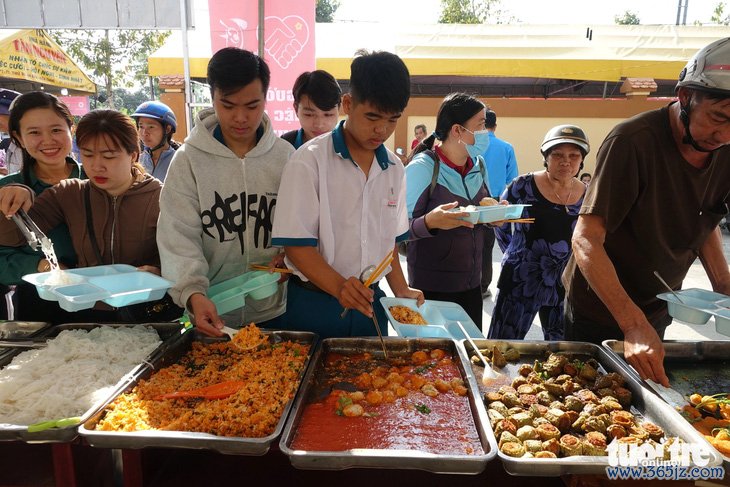 Có chợ nhân ái， tôi ăn Tết đủ đầy hơn - Ảnh 5.