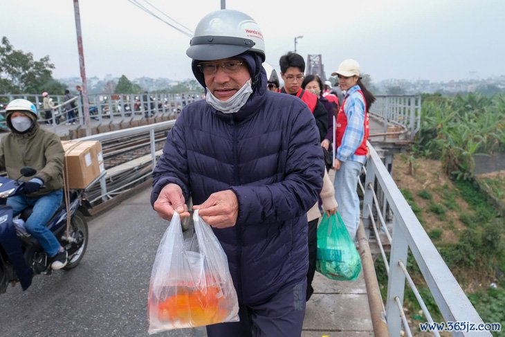 Thả cá koi tiễn Táo quân， không thả bao ni lông - Ảnh 1.