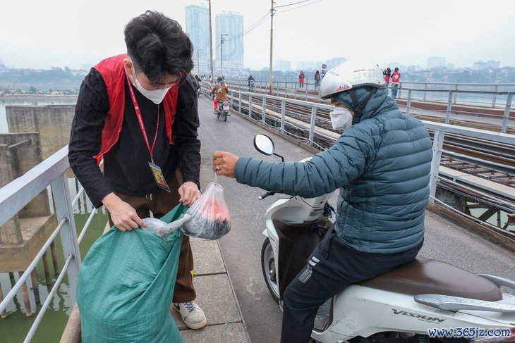 Thả cá koi tiễn Táo quân， không thả bao ni lông - Ảnh 6.