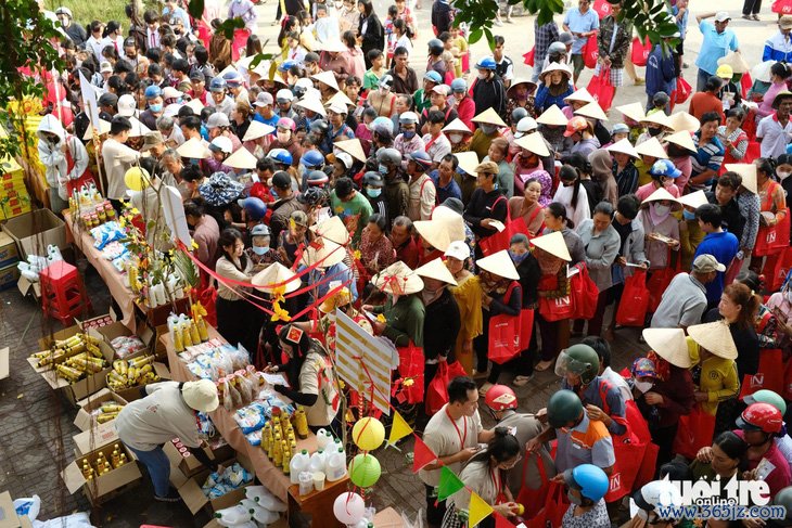 Xuôi mái chèo về Cà Mau đi chợ Tết 0 đồng - Ảnh 4.