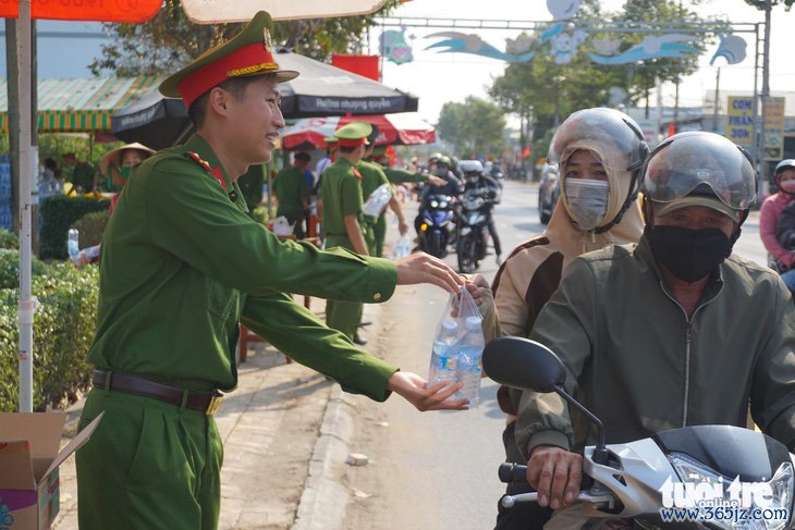 'Tiếp nước' và bánh mì cho người dân về miền Tây ăn Tết  - Ảnh 1.