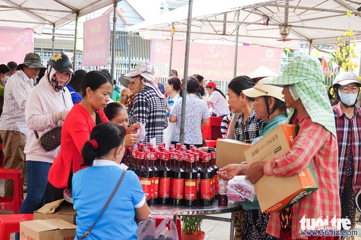 Có gạo， mì， đường， nước mắm miễn phí， người nghèo vùng biển đất biển Kiên Giang vui mừng có Tết - Ảnh 5.