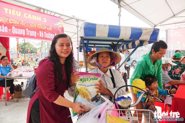 Có gạo， mì， đường， nước mắm miễn phí， người nghèo vùng biển đất biển Kiên Giang vui mừng có Tết - Ảnh 1.