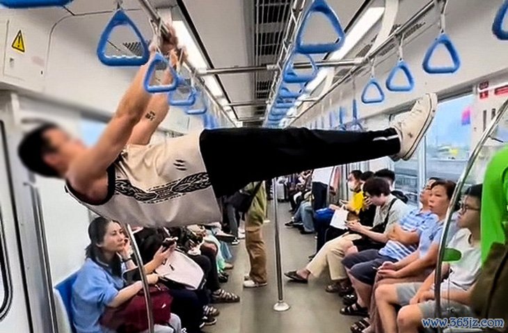 Hít xà đơn trên metro số 1: Hành động gây phản ứng trên mạng xã hội - Ảnh 1.