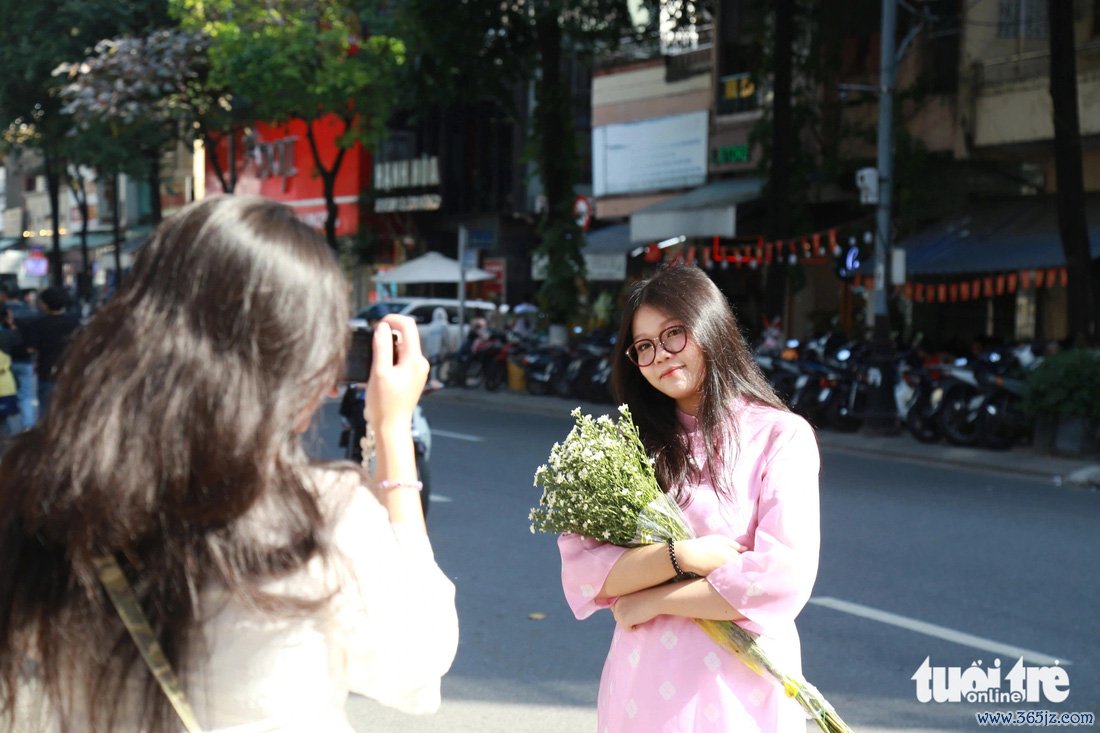 'Nàng thơ' rực rỡ bên nhà thờ Con Gà Đà Nẵng ngày đầu nghỉ Tết - Ảnh 4.