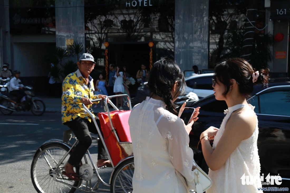 'Nàng thơ' vây kín nhà thờ Con Gà Đà Nẵng ngày đầu nghỉ Tết - Ảnh 14.